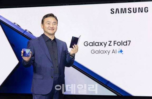 노태문 삼성전자 DX부문장 직무대행 사장이 9일(현지시간) 미국 뉴욕 브루클린 듀갈 그린하우스에서 열린 ‘갤럭시 언팩 2025’ 행사에서 초슬림 대화면 폴더블폰 ‘갤럭시 Z 폴드7’과 ‘갤럭시 Z 플립7’을 공개하고 있다.(사진=삼성전자)