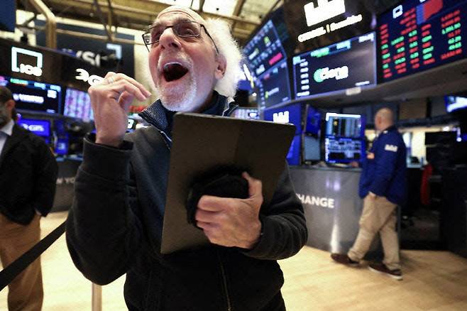 뉴욕증권거래소에서 트레이더가 환호하고 있다. (사진=AFP)
