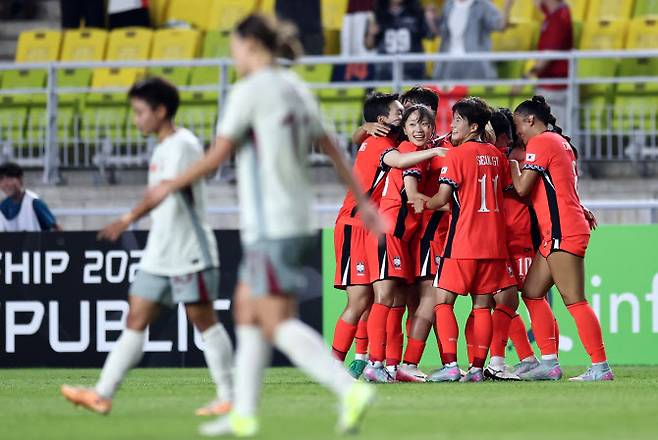 9일 수원월드컵경기장에서 열린 2025 동아시아축구연맹(EAFF) E-1 챔피언십(동아시안컵) 여자부 대한민국 대 중국 경기. 한국 지소연이 동점골을 넣은 후 동료들과 함께 기뻐하고 있다. 사진=연합뉴스