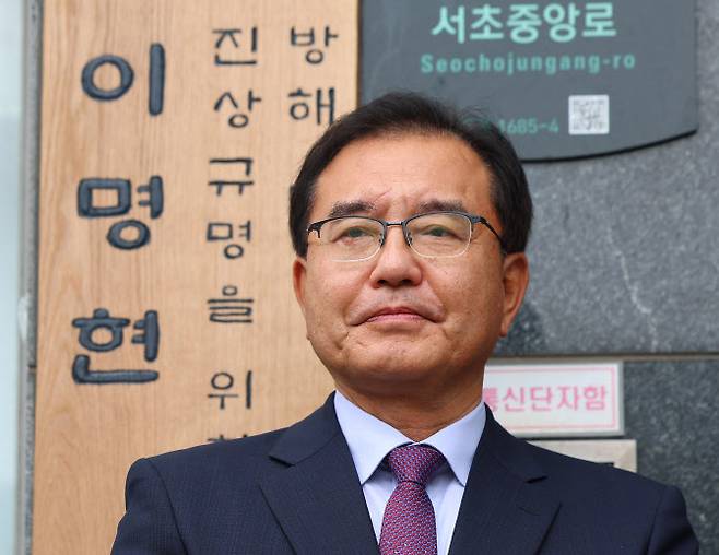 이명현 순직해병 특별검사가 지난 2일 서울 서초구 서초한샘빌딩에 마련된 특검 사무실에서 진행된 현판식을 마친 후 현판 앞에 서 있다. (사진=연합뉴스)