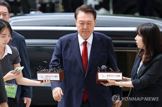 윤석열 전 대통령이 9일 서울 서초구 서울중앙지법에서 열린 영장실질심사에 출석하고 있다. 〈사진=사진공동취재단 연합뉴스〉