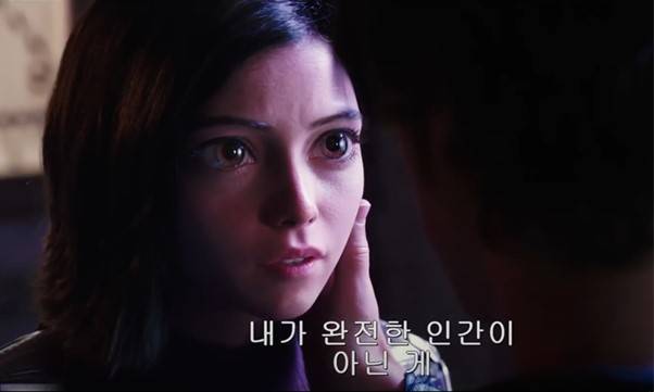 이후 공식 예고편에서 눈동자가 더 커진 알리타, 오히려 위화감이 줄어들어 보기 편해졌다. [사진='알리타' 공식 예고편]