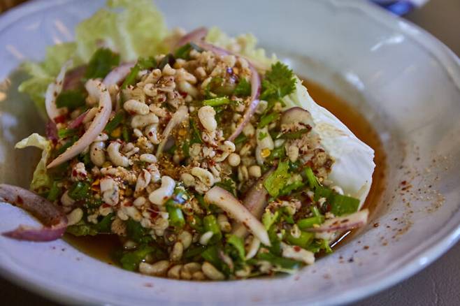 개미 알과 각종 허브를 첨가한 샐러드. 개미는 세계 각지에서 별미로 취급받는다. [사진=게티이미지뱅크]