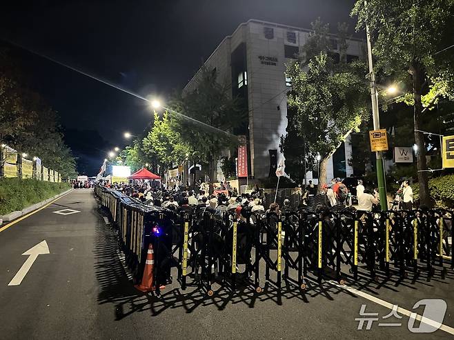 10일 윤석열 전 대통령 지지자들이 서울중앙지법 앞에서 집회를 여는 모습. 2025.7.10/뉴스1 ⓒ News1 김종훈 기자