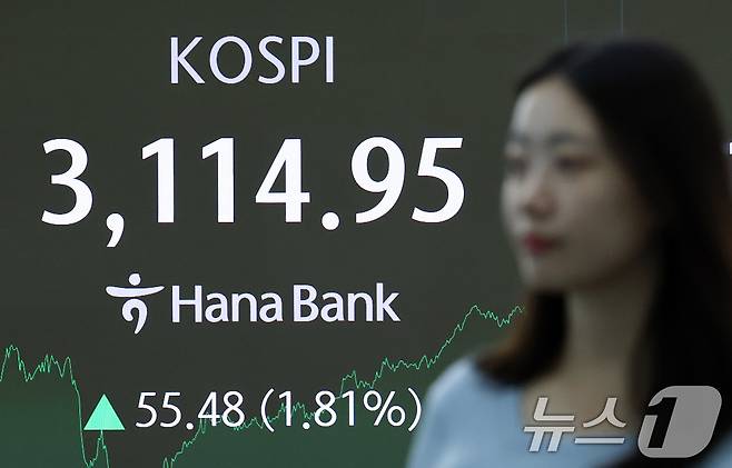 코스피가 미국발 관세 위협을 뚫고 다시 3100선을 회복한 8일 오후 서울 중구 하나은행 본점 딜링룸 전광판에 코스피 종가가 표시되고 있다. 2025.7.8/뉴스1 ⓒ News1 오대일 기자