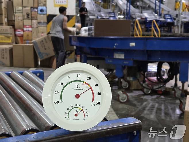 9일 오전 8시 서울 송파구 장지동 서울복합물류센터 내부 온도가 31도를 가리키고 있다. 2025.7.9/뉴스1 ⓒ News1 이정후 기자