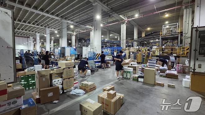 9일 오전 서울 장지동 서울복합물류센터에서 택배기사 및 노동자들이 분류 작업을 하고 있다. 2025.7.9/ⓒ뉴스1 이정후 기자