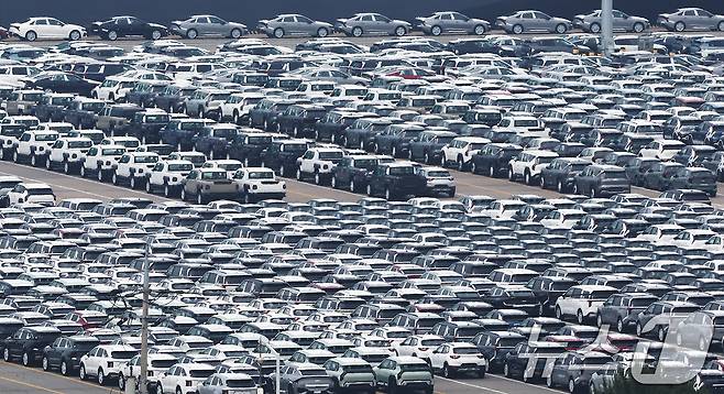 13일 경기 평택시 포승읍 평택항 자동차전용부두에 수출용 차량들이 세워져 있다. 도널드 트럼프 미국 대통령이 지난 12일(현지시간) 투자 촉진을 위해 현재 25%인 자동차 관세를 머지않은 시점에 추가로 인상할 수 있다고 밝혀 국내 자동차 산업이 타격을 받을 것으로 예상되고 있다. 2025.6.13/뉴스1 ⓒ News1 장수영 기자