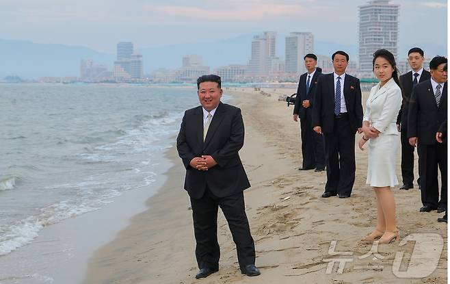(평양 노동신문=뉴스1) = 지난달 26일 준공된 원산 갈마해안관광지구에 김정은 북한 노동당 총비서가 딸 주애와 함께 방문한 모습. [국내에서만 사용가능. 재배포 금지. DB 금지. For Use Only in the Republic of Korea. Redistribution Prohibited] rodongphoto@news1.kr