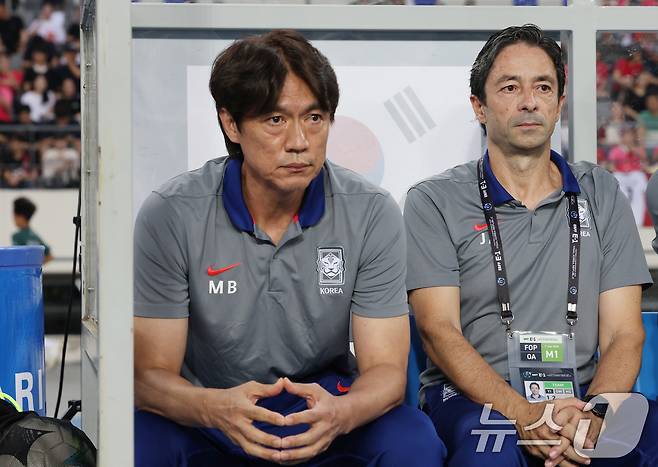 홍명보 대한민국 축구 국가대표팀 감독이 7일 오후 경기 용인시 처인구 용인미르스타디움에서 열린 2025 동아시아축구연맹(EAFF) E-1 챔피언십 남자부 대한민국과 중국의 경기 전 선수들을 지켜보고 있다. 2025.7.7/뉴스1 ⓒ News1 김영운 기자