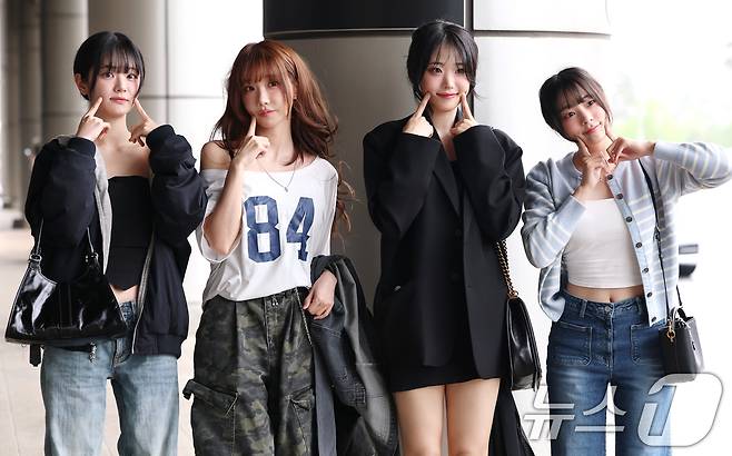QWER의 쵸단(왼쪽부터)과 마젠타, 히나, 시연이 9일 해외 일정을 위해 김포국제공항을 통해 일본으로 출국하기 전 인사를 하고 있다. 2025.5.9/뉴스1 ⓒ News1 권현진 기자