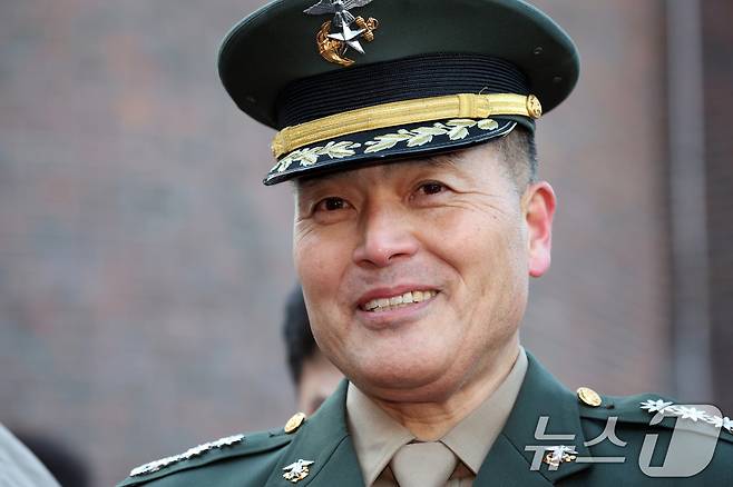 채 상병 순직 사건과 관련해 항명 및 상관명예훼손 혐의로 기소된 박정훈 전 해병대 수사단장(대령)이  지난 1월 9일 오전 서울 용산구 중앙지역군사법원에서 열린 1심 선고공판에 앞서 지지자와 대화를 하며 미소 짓고 있다.  2025.1.9/뉴스1 ⓒ News1 김명섭 기자