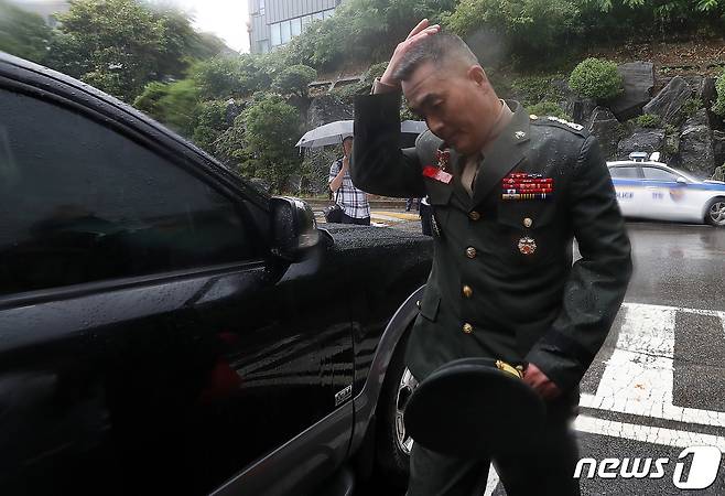 지난달 집중호우 피해 실종자 수색작전 중 순직한 고(故) 채수근 상병 사고 조사결과 보고서를 경찰에 이첩했던 박정훈 전 해병대 수사단장(대령)이 2023년 8월11일 오전 용산구 국방부 소재 국방부 검찰단에 출석해 입장을 밝힌 뒤 이동하고 있다. 2023.8.11/뉴스1 ⓒ News1 이동해 기자