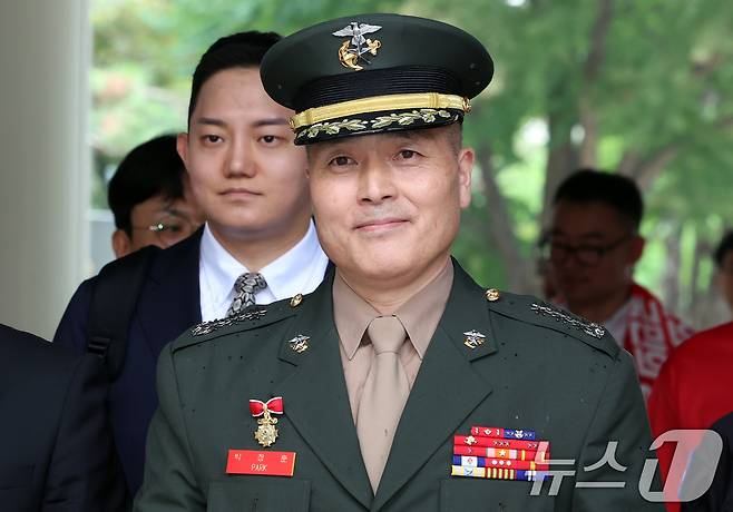 박정훈 대령이 지난달 27일 오후 서울 서초구 고등법원에서 열린 상관명예훼손 등 2심 공판에 출석하고 있다.   2025.6.27/뉴스1 ⓒ News1 김명섭 기자