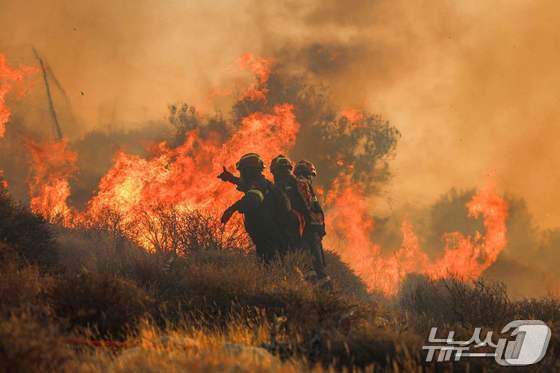 3일 그리스 크레타섬 남동부 이에라파트라에서 발생한 대형 산불을 진화하는모습. (이에라페트라 AFP=뉴스1) 강민경 기자