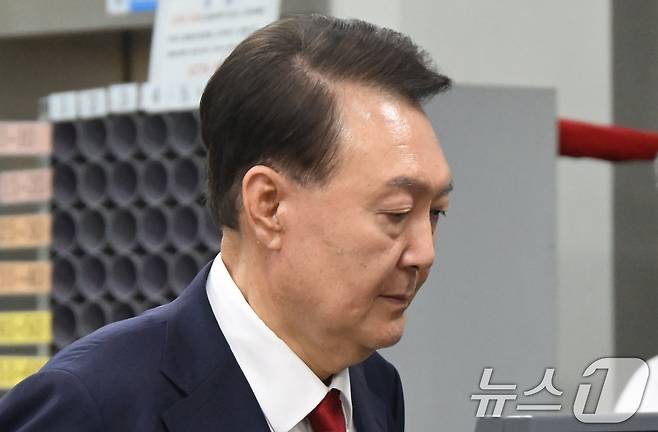 12·3 비상계엄과 관련해 특검 수사를 받는 윤석열 전 대통령이 9일 밤 서울중앙지법에서 두 번째 구속 전 피의자심문(영장실질심사)을 마친 뒤 대기장소인 서울구치소로 이동하고 있다. 2025.7.9/뉴스1 ⓒ News1 사진공동취재단