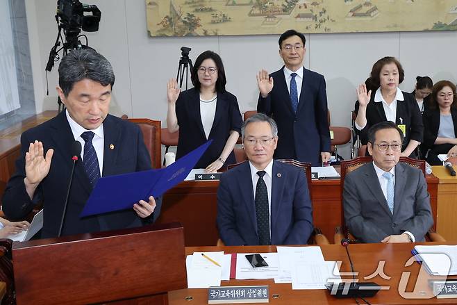 이주호 사회부총리 겸 교육부 장관이 10일 서울 여의도 국회에서 열린 교육위원회 리박스쿨 청문회에 출석해 선서를 하고 있다. 2025.7.10/뉴스1 ⓒ News1 안은나 기자