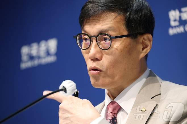 이창용 한국은행 총재가 10일 오전 서울 중구 한국은행에서 열린 통화정책방향 기자간담회에서 발언을 하고 있다. 2025.7.10/뉴스1