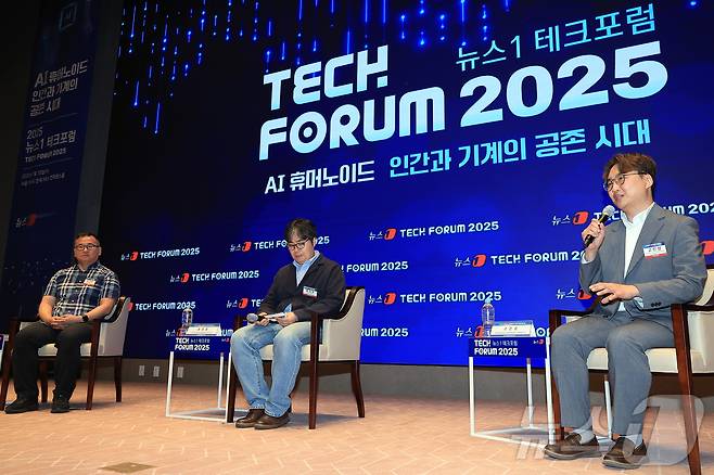 10일 오전 서울 여의도 한국거래소 컨퍼런스홀에서 'AI 휴머노이드, 인간과 기계의 공존 시대'를 주제로 열린 2025 뉴스1 테크포럼(NTF)에서 'AI와 휴머노이드 융합, 한국 산업이 가야할 길'을 주제로 황정훈 한국전자기술연구원 지능로보틱스연구센터 센터장(가운데)이 좌장을 맡아 정현준 한국로봇융합연구원 인공지능로봇연구본부 본부장(왼쪽)과 고민삼 한양대학교 ERICA 소프트웨어융합대학 ICT융합학부 교수가 토론을 하고 있다. 2025.7.10/뉴스1 ⓒ News1 박정호 기자
