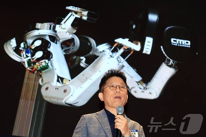 이연백 위로보틱스 대표가 10일 서울 여의도 한국거래소 컨퍼런스홀에서 'AI 휴머노이드, 인간과 기계의 공존 시대'를 주제로 열린 2025 뉴스1 테크포럼(NTF)에서 '1인 1로봇 시대를 연다. My First-Ever Robot'을 주제로 AI 휴머노이드 스타트업의 시장개척 등 사례를 발표하고 있다. 2025.7.10/뉴스1 ⓒ News1 박정호 기자