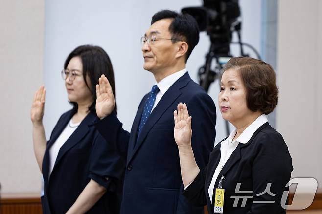 10일 서울 여의도 국회에서 열린 교육위원회 리박스쿨 청문회에서 출석 증인들이 증인 선서를 하고 있다. 오른쪽부터 손효숙 리박스쿨 대표, 장신호 서울교육대학교 총장, 이수정 전 교육부 정책자문관(단국대 교수). 2025.7.10/뉴스1 ⓒ News1 유승관 기자
