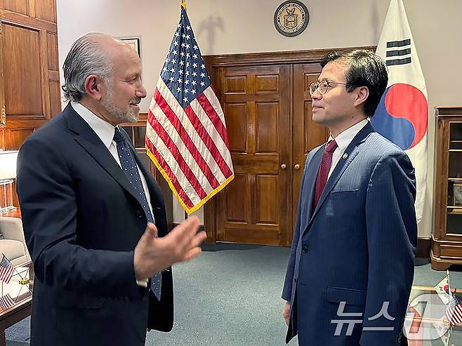 여한구 산업통상자원부 통상교섭본부장이 7일(현지시간) 미국 워싱턴 D.C 상무부에서 하워드 러트닉 미국 상무부장관과 면담을 갖고 있다. (산업통상자원부 제공. 재판매 및 DB 금지) 2025.7.8/뉴스1