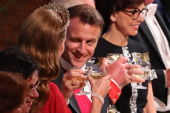 영국을 국빈 방문 중인 에마뉘엘 마크롱 프랑스 대통령이 8일(현지시간) 만찬에서 케이트 미들턴 왕세자비에게 윙크하고 있다. 2025.07.08. ⓒ AFP=뉴스1