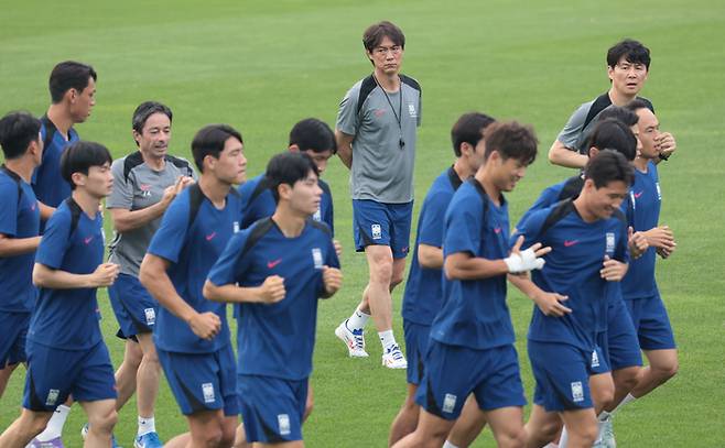 선수들 지켜보는 홍명보 감독. 사진 | 연합뉴스