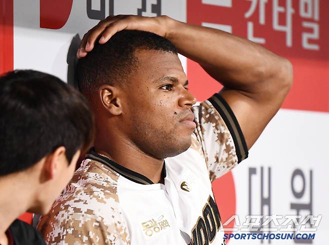 26일 서울 고척스카이돔에서 열린 KIA-키움전. 선발 라인업에서 빠진 스톤이 더그아웃에서 경기를 지켜보고 있다. 고척=정재근 기자 cjg@sportschosun.com/2025.6.26/