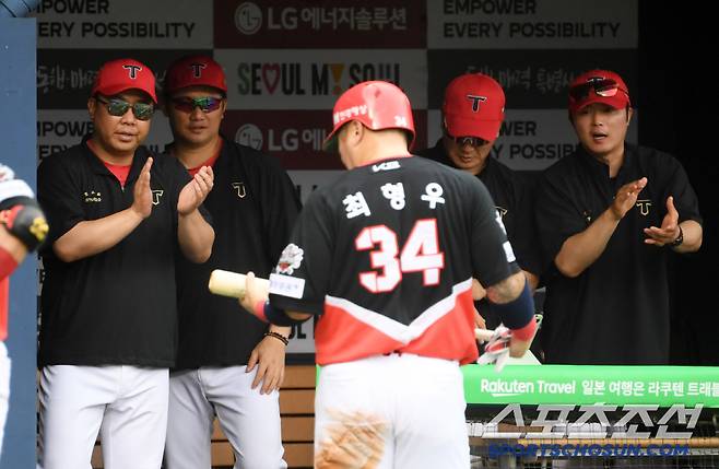 28일 잠실구장에서 열린 LG 트윈스와 KIA 타이거즈의 경기. KIA 이범호 감독이 득점한 최형우를 반기고 있다. 잠실=박재만 기자 pjm@sportschosun.com/2025.06.28/