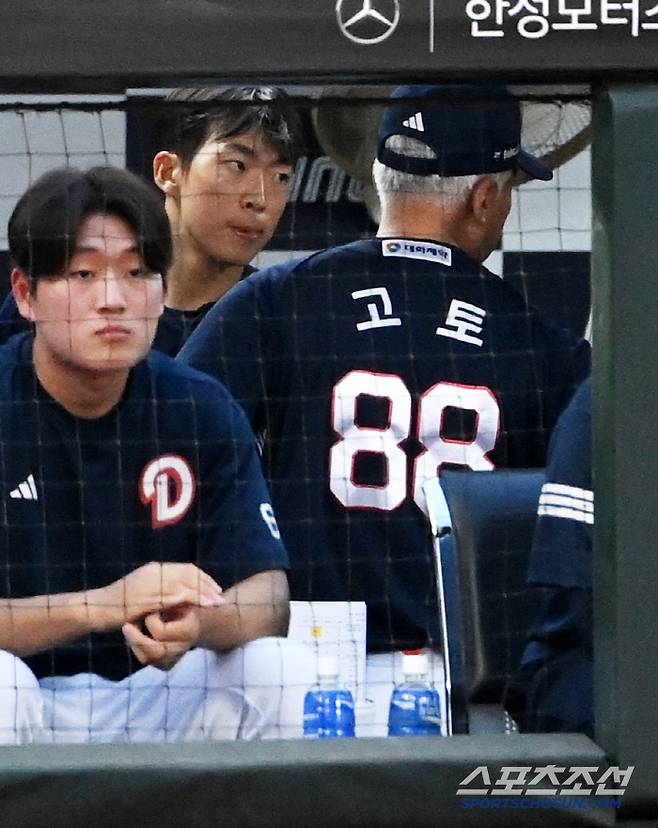 9일 부산 사직야구장에서 열린 두산과 롯데의 경기,2회말 두산 김민석이 교체된 후 더그아웃에서 고토 코치와 이야기를 하고 있다. 부산=허상욱 기자wook@sportschosun.com/2025.07.09/