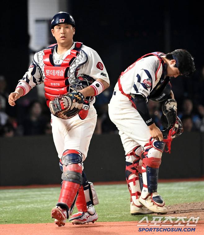 8일 부산사직야구장에서 열린 두산과 롯데의 경기, 7회초 1사 1루 유강남이 손성빈과 교체되고 있다. 부산=허상욱 기자wook@sportschosun.com/2025.07.08/