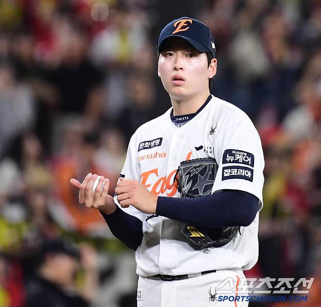 6회 승리 요건을 갖추고 마운드를 내려가는 한화 조동욱.