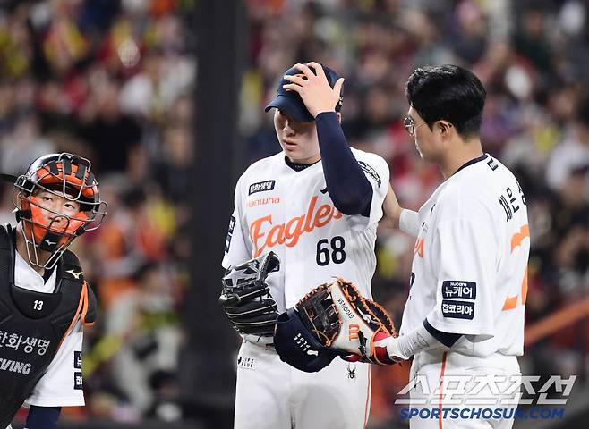 6회 마운드 내려가는 조동욱 칭찬하는 최재훈, 채은성.