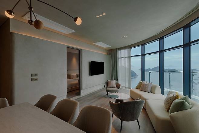 ◇쏠비치 남해의 호텔 객식 프레지덴셜 스위트는 전면 통유리로 즐기는 바다 전망이 일품이다. 사진제공=소노인터내셔널
