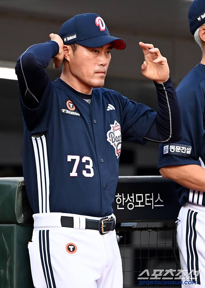 8일 부산사직야구장에서 열린 두산과 롯데의 경기, 경기 전 그라운드에 나선 두산 조성환 감독대행의 모습. 부산=허상욱 기자wook@sportschosun.com/2025.07.08/