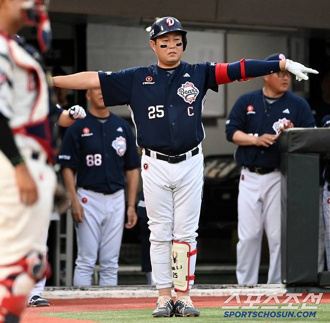 10일 부산 사직야구장에서 열린 두산과 롯데의 경기, 3회초 무사 2,3루 두산 케이브의 1타점 희생플라이때 후속타자 양의지가 득점한 정수빈과 케이브를 맞이하고 있다. 부산=허상욱 기자wook@sportschosun.com/2025.07.10/
