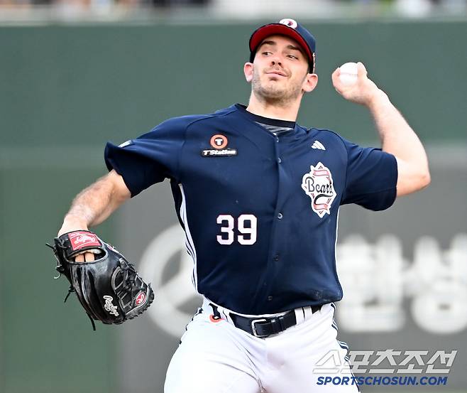 10일 부산 사직야구장에서 열린 두산과 롯데의 경기, 두산 선발투수 잭로그가 역투하고 있다. 부산=허상욱 기자wook@sportschosun.com/2025.07.10/