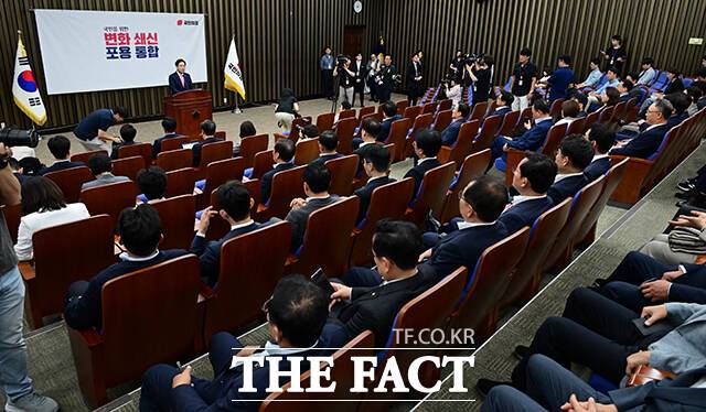 국민의힘은 3대 특검(내란·김건희·순직 해병대원)의 수사망이 점차 좁혀오자 '방어모드'에 돌입했다. 사진은 송언석 국민의힘 비상대책위원장 겸 원내대표가 지난 4일 오전 서울 여의도 국회에서 열린 의원총회에 참석해 발언하고 있는 모습. /남윤호 기자