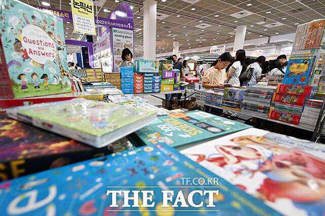 '서울국제유아교육전·키즈페어'가 10일 오전 서울 삼성동 코엑스에서 열린 가운데 관람객들이 전시를 살펴보고 있다. /남용희 기자