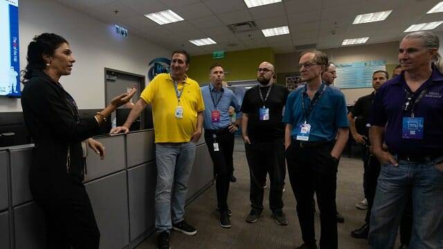 팹28 클린룸 생산설비를 원격으로 제어하는 원격제어실. (사진=인텔)