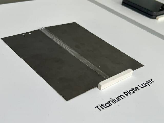 갤럭시Z폴드7 티타늄 플레이트 레이어 (사진=지디넷코리아 신영빈 기자)