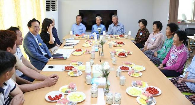 나주시가 전남 최초로 관내 620개 경로당에 입식 테이블과 의자를 보급해 어르신들의 편안하고 안전한 여가 환경을 조성하고 있다. 나주시 제공
