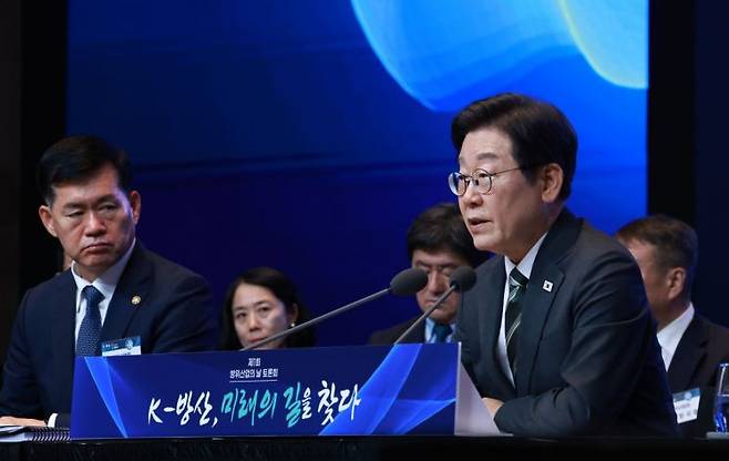 이재명 대통령이 8일 서울 그랜드 하얏트 호텔에서 열린 방위산업의 날 토론회를 주재하고 있다.  연합뉴스