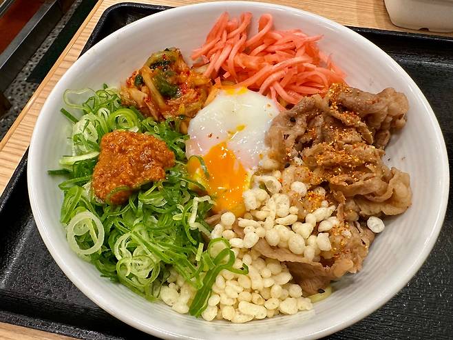 4일 일본 요시노야가 출시한 신메뉴 ‘규타마 스태미나 마제소바. /에노모토 야스타카