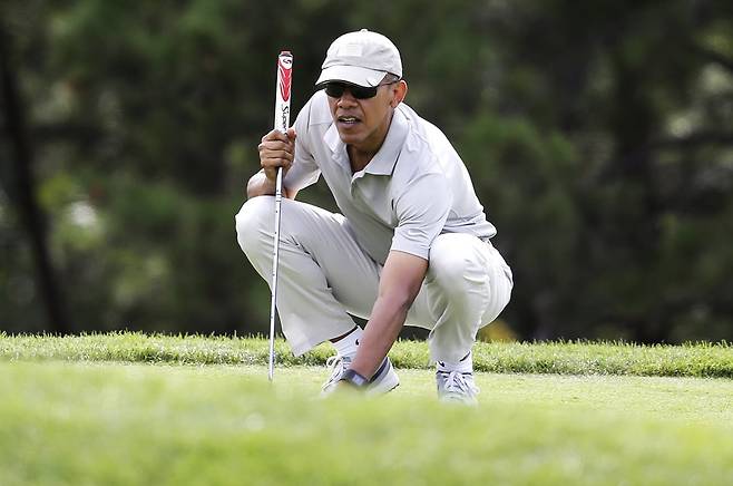 버락 오바마 전 대통령은 8년의 재임 기간 중 약 306~307회 골프 라운딩을 즐긴 것으로 추산된다. 이는 연평균 36~38회 수준이다. 2020년 한 골프장에서 골프를 즐기고 있는 오바마 전 대통령. /AP 연합뉴스