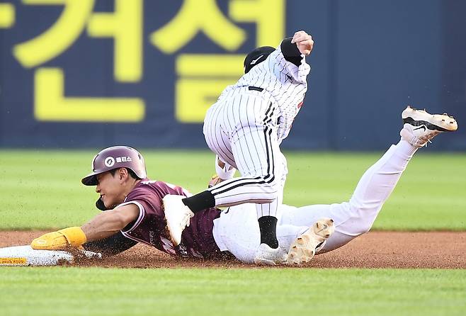 키움 송성문이 9일 잠실 LG전에서 1회 초 2루 도루를 시도하다 LG 2루수 신민재에게 태그아웃 되고 있다. /정재근 기자
