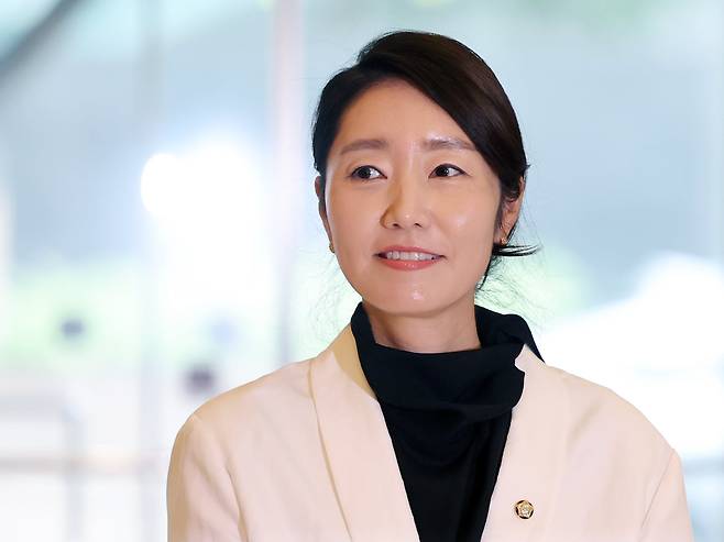 강선우 여성가족부 장관 후보자가 지난달 26일 오후 서울 종로구 이마빌딩에 마련된 인사청문회 사무실로 출근하고 있다. /뉴스1