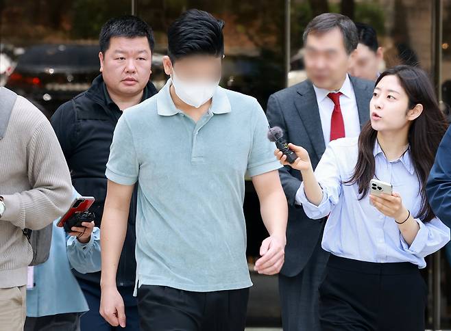 마약 투약 혐의를 받는 이철규 국민의힘 의원 아들 이 모씨가 지난 4월 23일 오전 서울 서초구 서울중앙지방법원에서 열린 구속 전 피의자심문(영장실질심사)을 마친 뒤 법원을 나서고 있다. /뉴스1