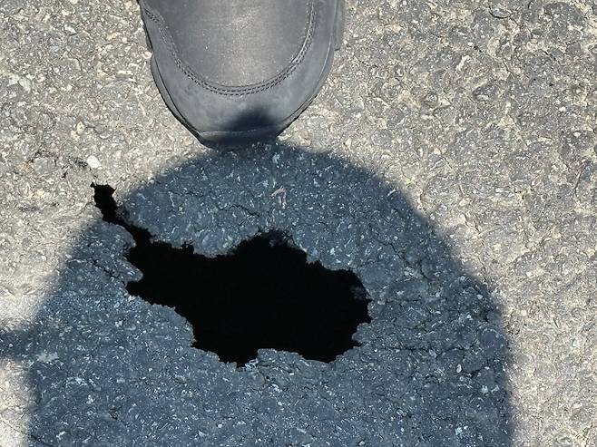 10일 오후 1시 44분쯤 신고된 인천 서구 당하동의 한 도로 싱크홀. /인천소방본부